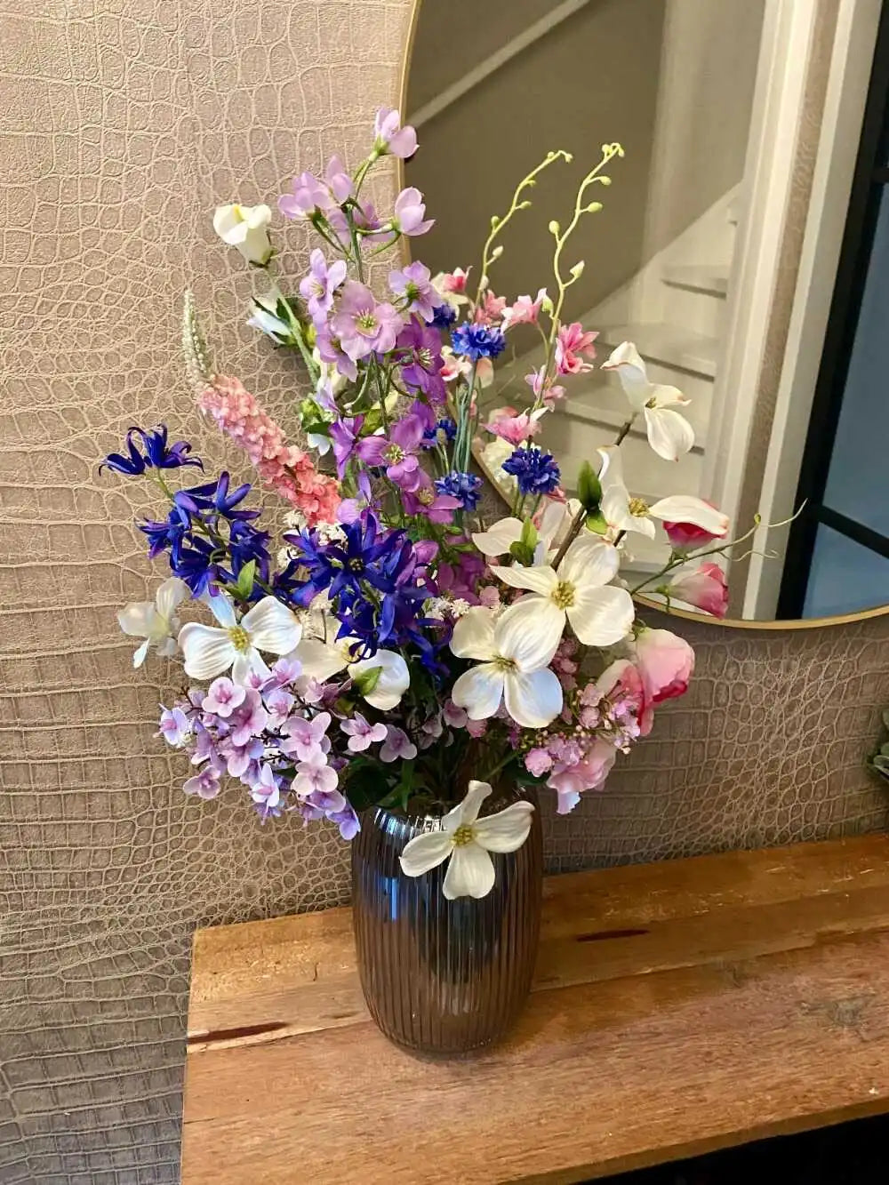 Vaas met zijden bloemen / kunstbloemen