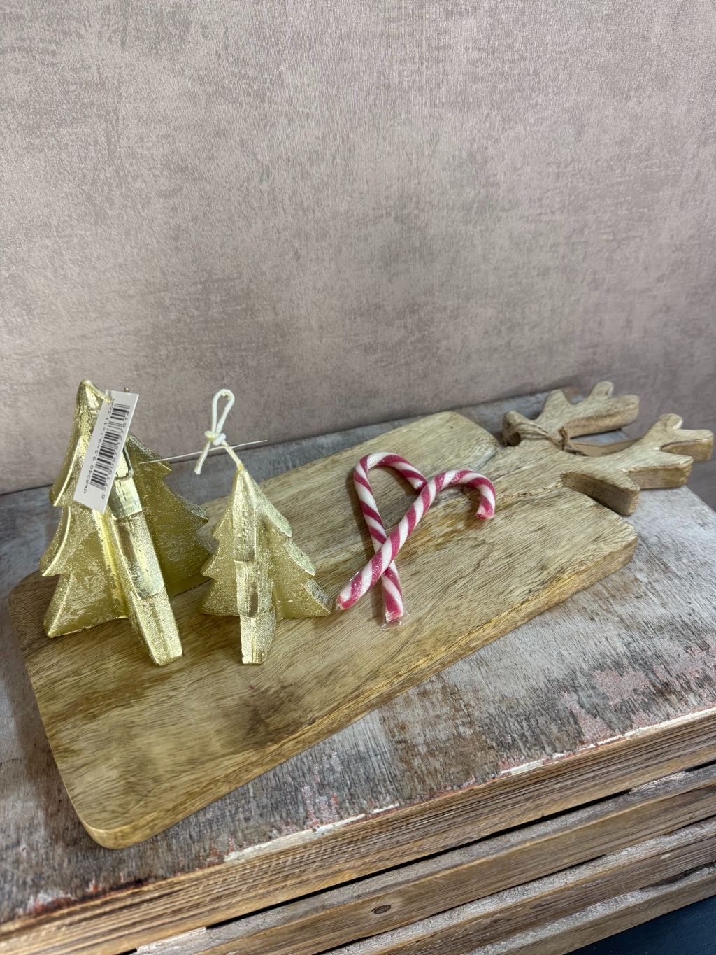 Mangohouten borrelplank met rendiergewei-design, 40x16 cm, ideaal voor kersthapjes.
