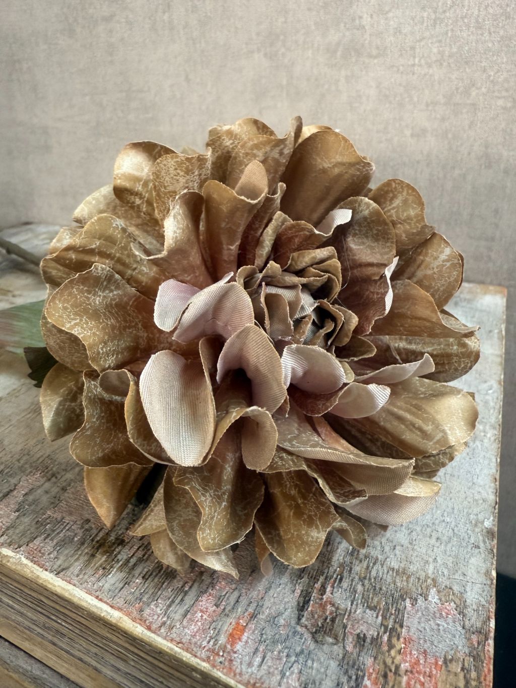 Kunstbloem dahlia lichtbruin – realistische bloem met warme tint en natuurlijke uitstraling