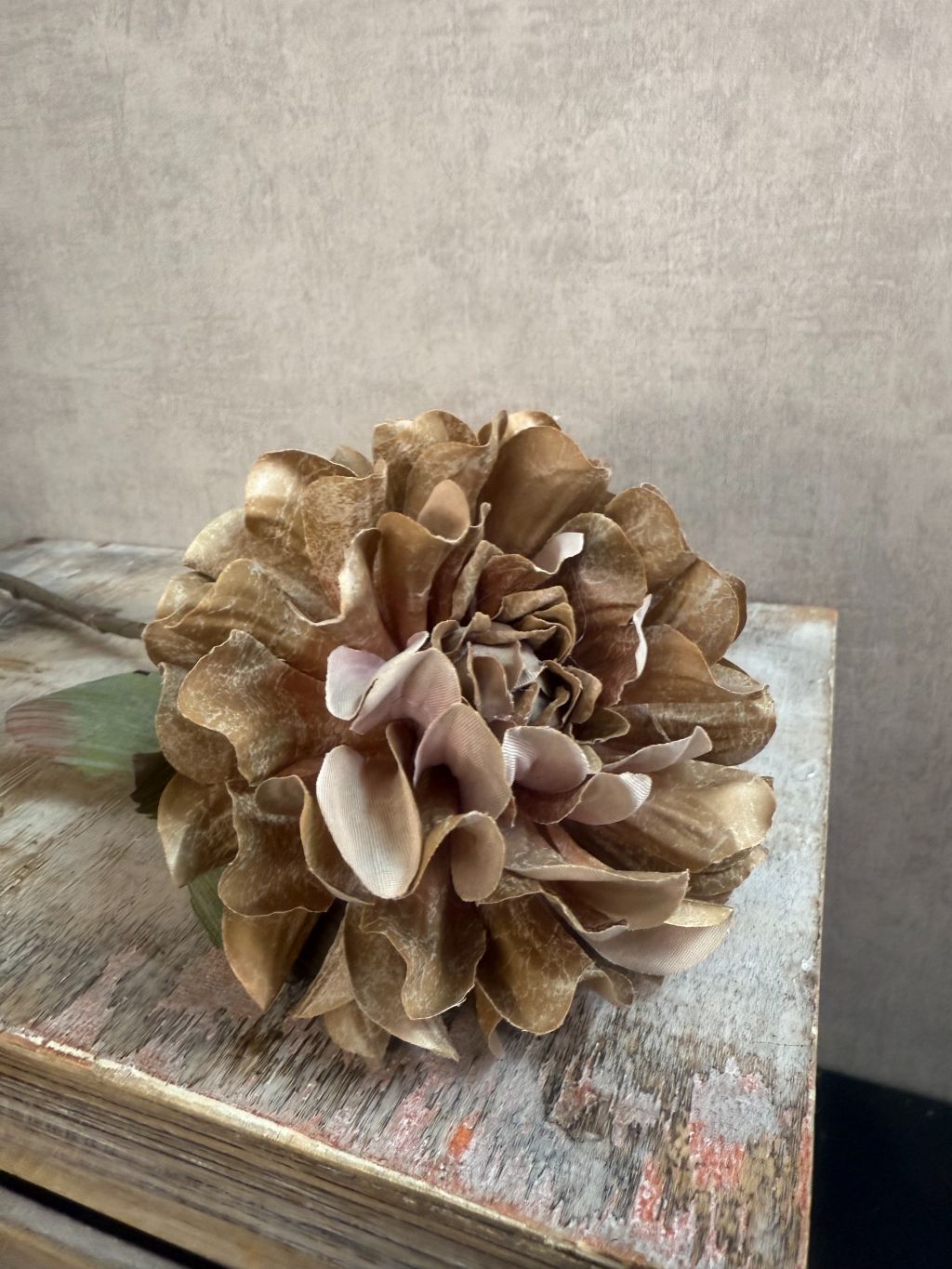 Kunstbloem dahlia lichtbruin – realistische bloem met warme tint en natuurlijke uitstraling