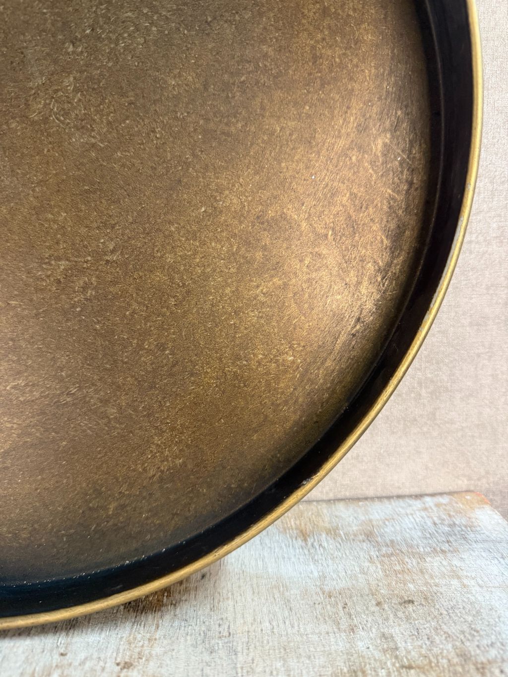 Rond metalen dienblad Saris van Countryfield in antiek goud, Ø 36,5 cm, ideaal als basis voor decoratie.