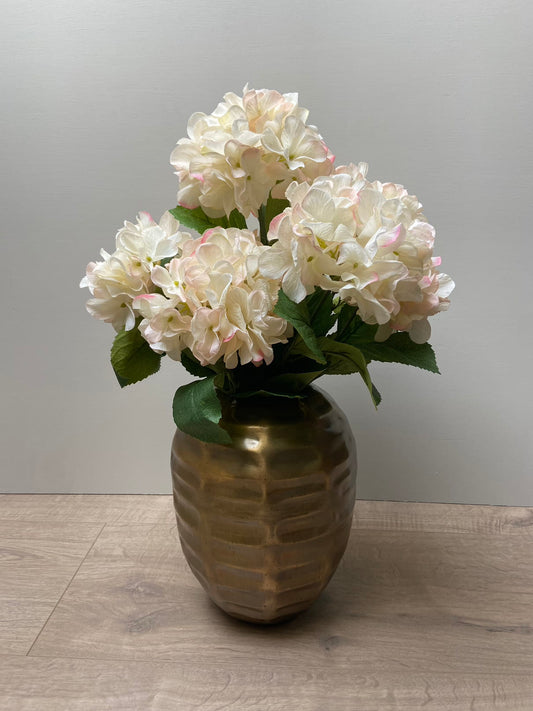 Prachtige set bestaande uit een vaas met cremekleurige hortensia zijden bloemen.