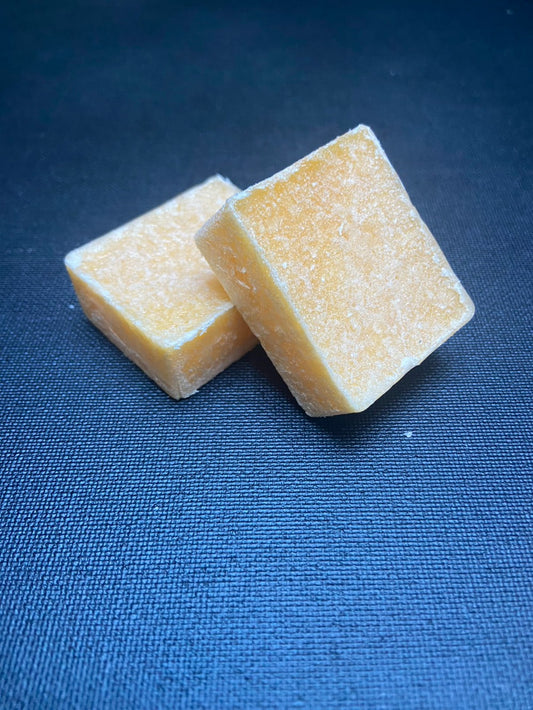 Fioletowa lilia w bloku bursztynu