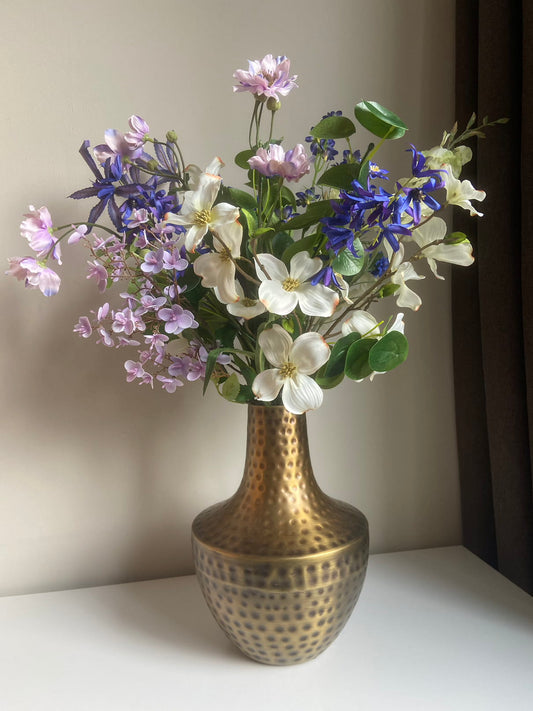 Vaas met zijden bloemen boeket, gouden vaas, witte zijden bloemen, paarse zijden bloemen, blauwe zijden bloemen