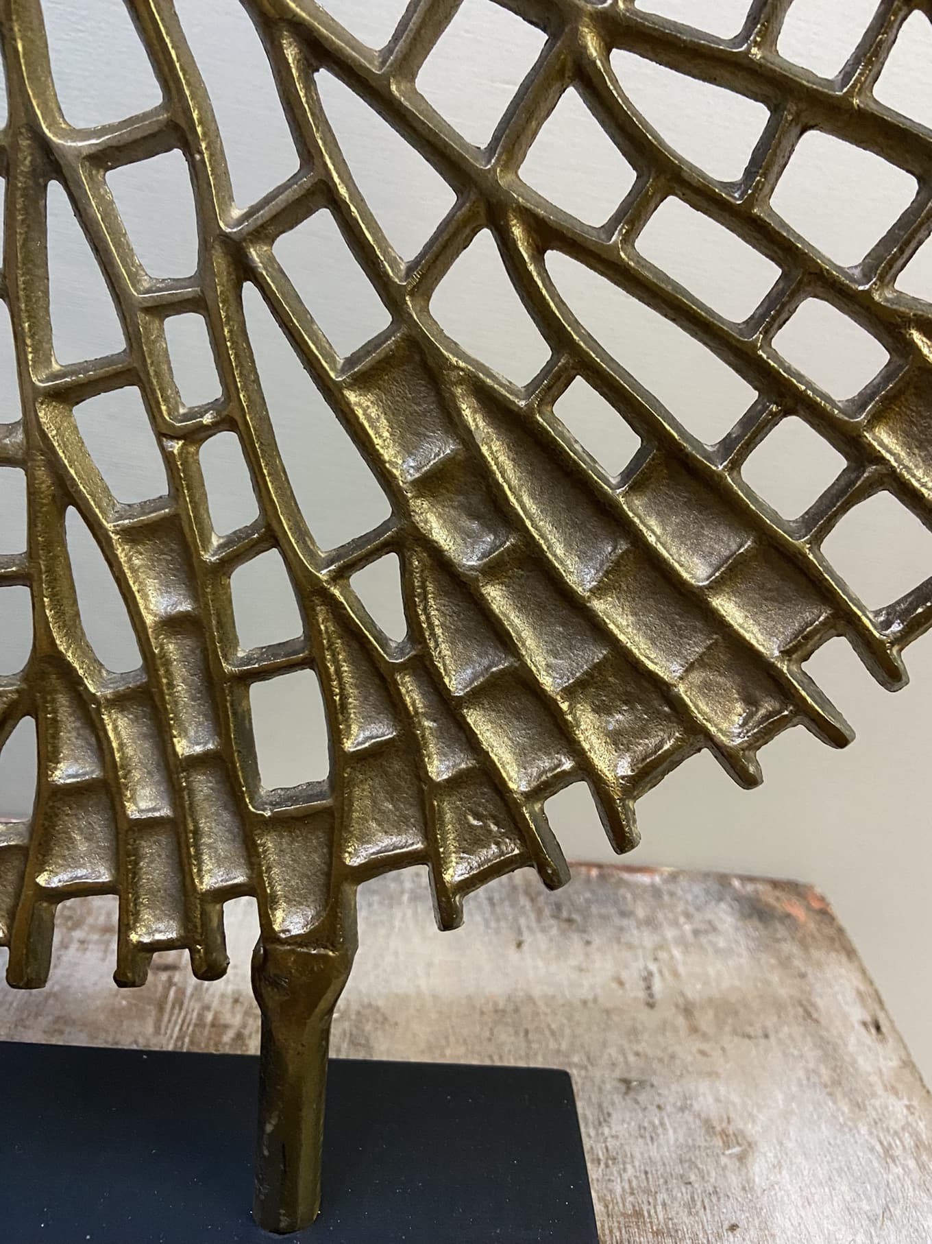 Detail foto van koraal ornament in de kleur goud met zwart