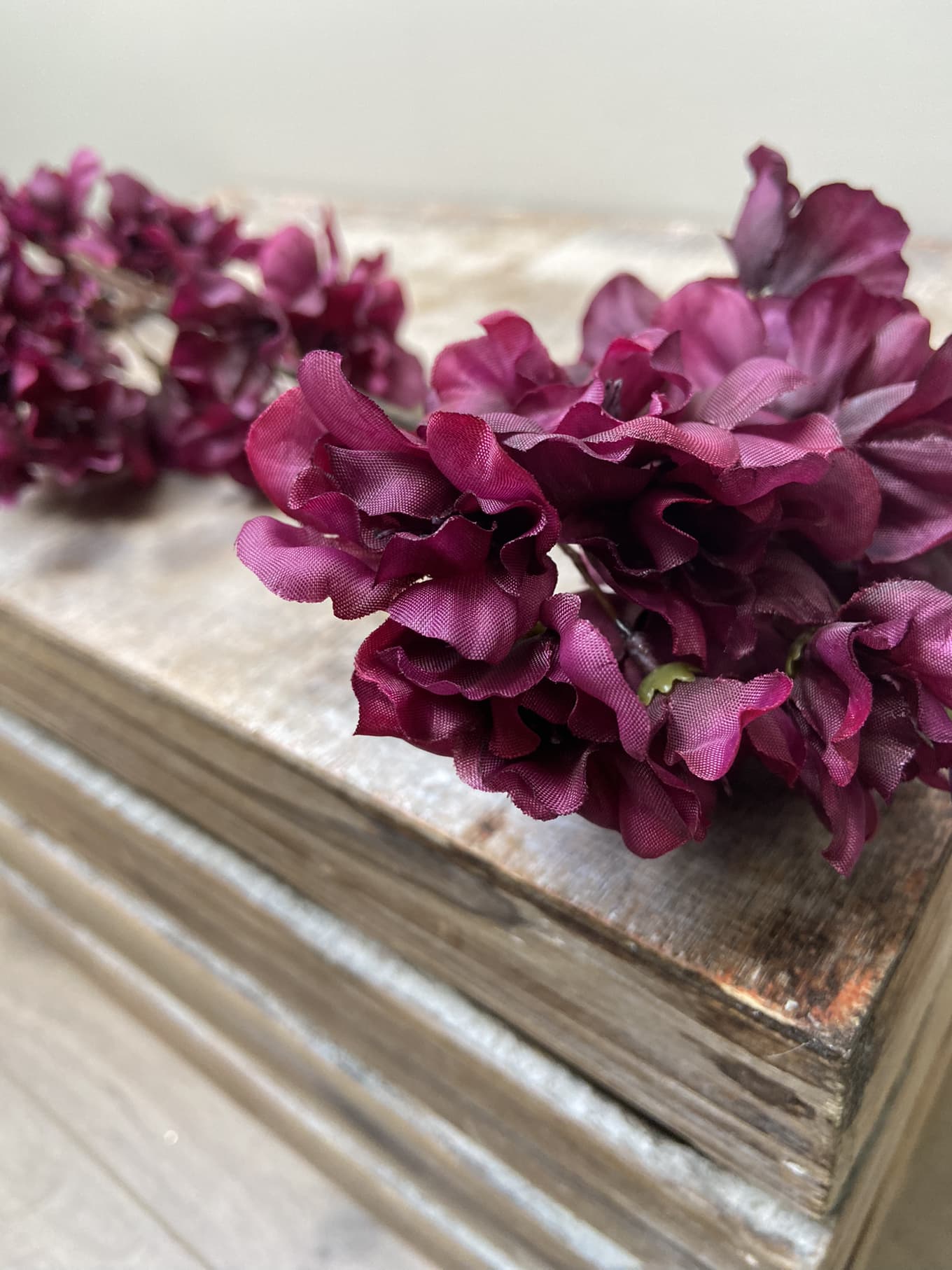 Kunsttak bloesem Prunus in kleur aubergine