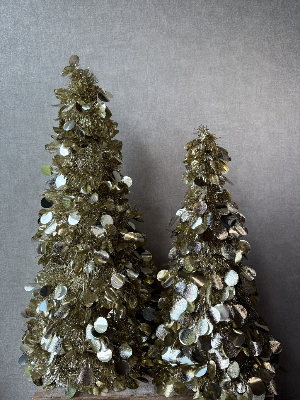 Champagne gouden Kerstboom Twinkle met glanzende decoratie, verkrijgbaar in twee formaten.