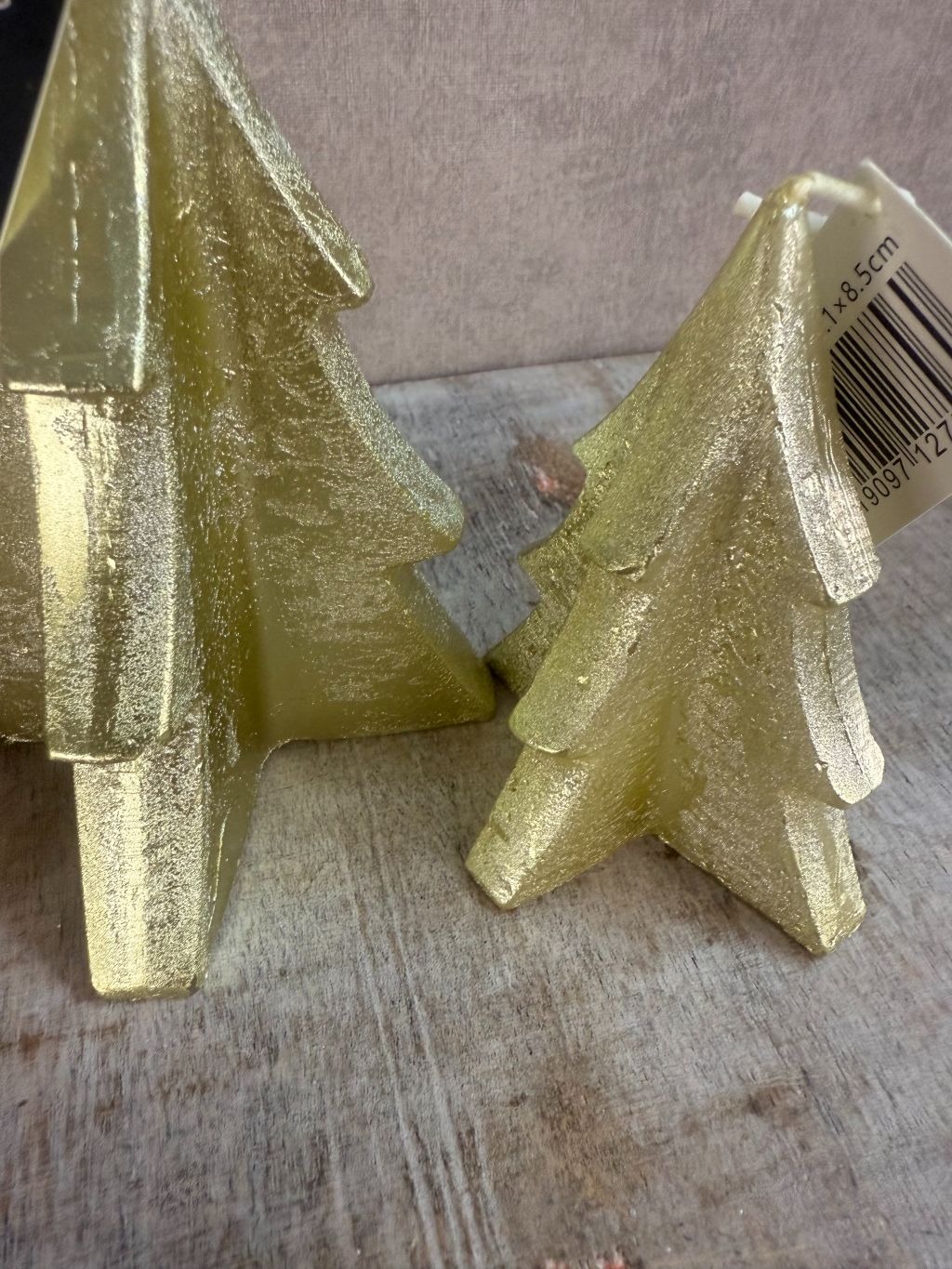 Gouden kerstboom kaars van soyawax, verkrijgbaar in twee maten, stijlvolle feestelijke decoratie.