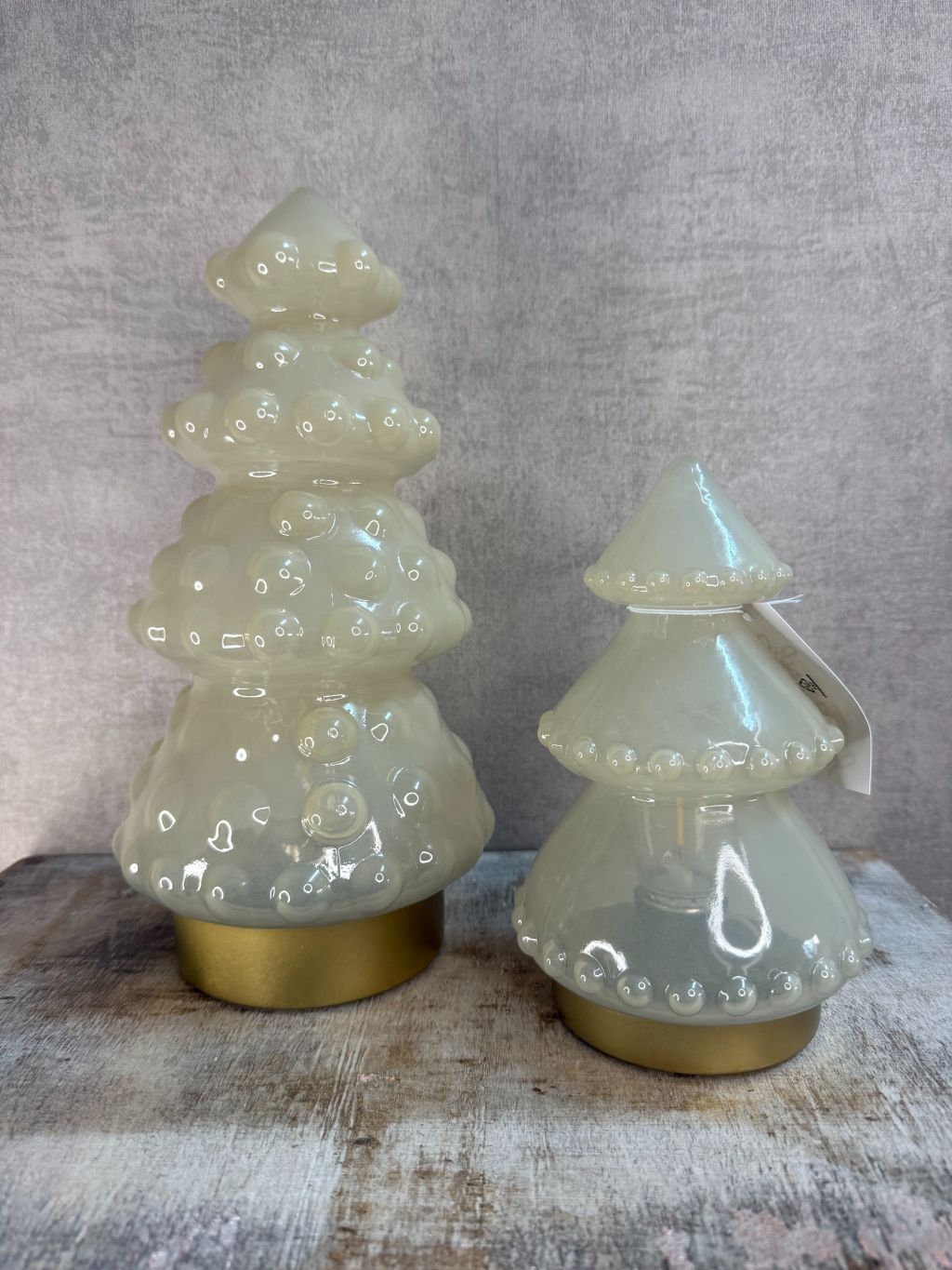 Glazen kerstboom LED in melkwitte kleur met warme verlichting, verkrijgbaar in 2 maten, merk Light & Living.