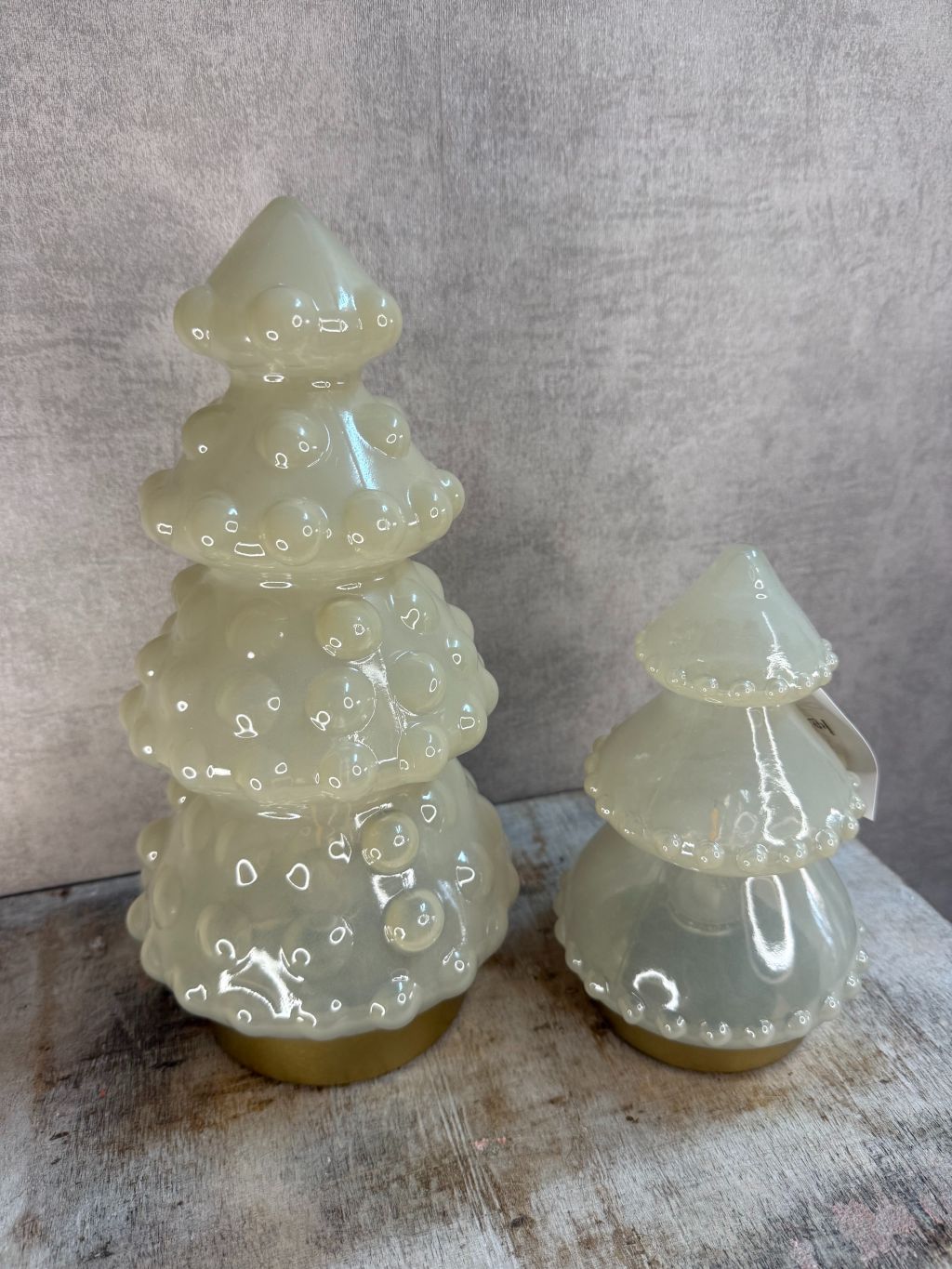Glazen kerstboom LED in melkwitte kleur met warme verlichting, verkrijgbaar in 2 maten, merk Light & Living.