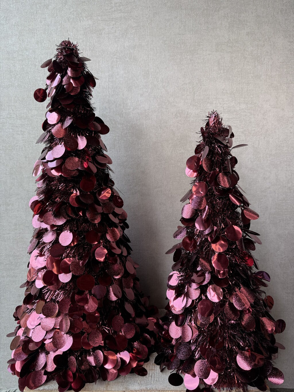 Bordeauxrode decoratieve Kerstboom Twinkle met glanzende details, verkrijgbaar in twee formaten.