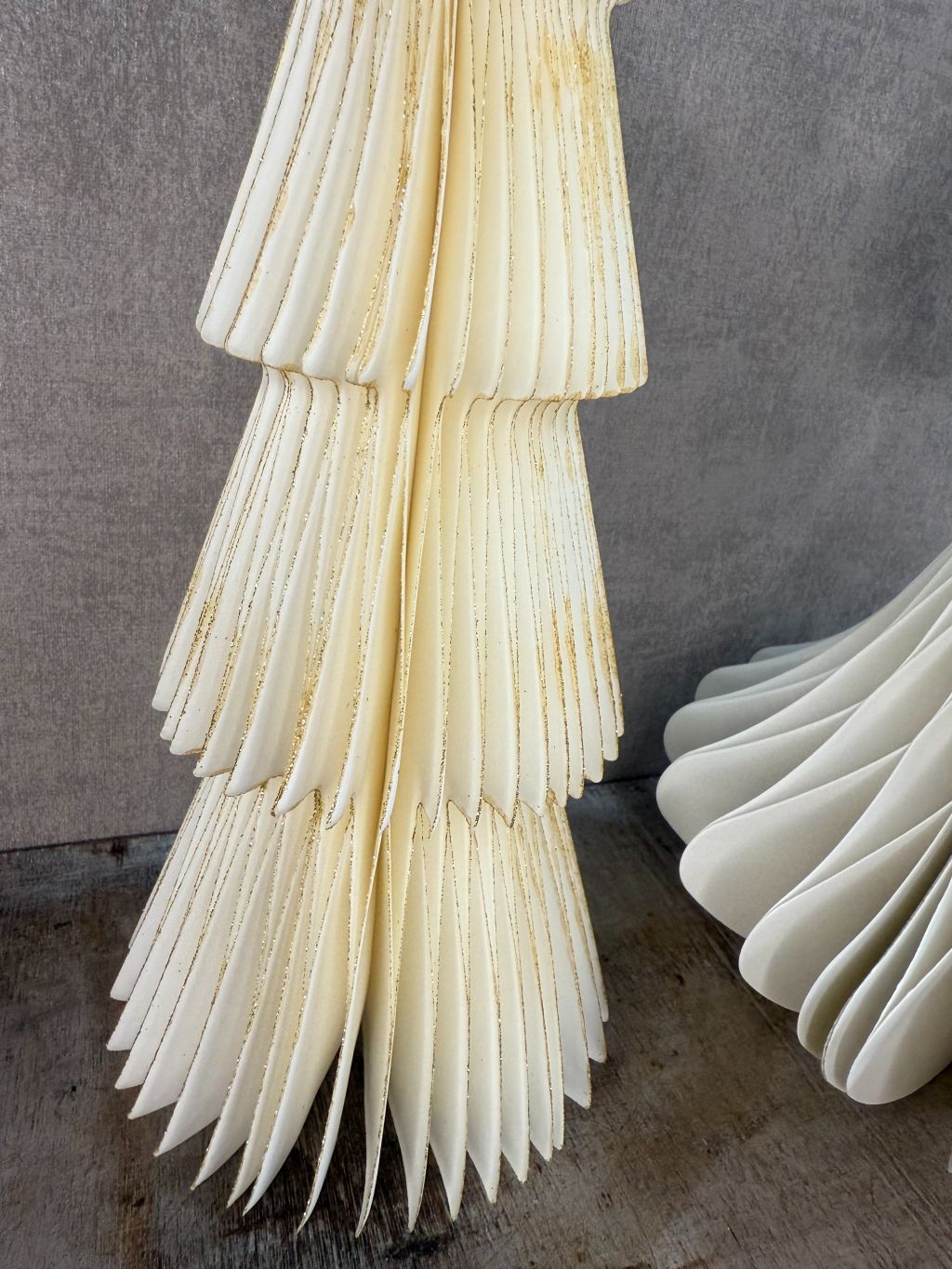 Set van een papieren kerstboom en een engel met gouden glittervleugels, samen als feestelijke kerstbundel.