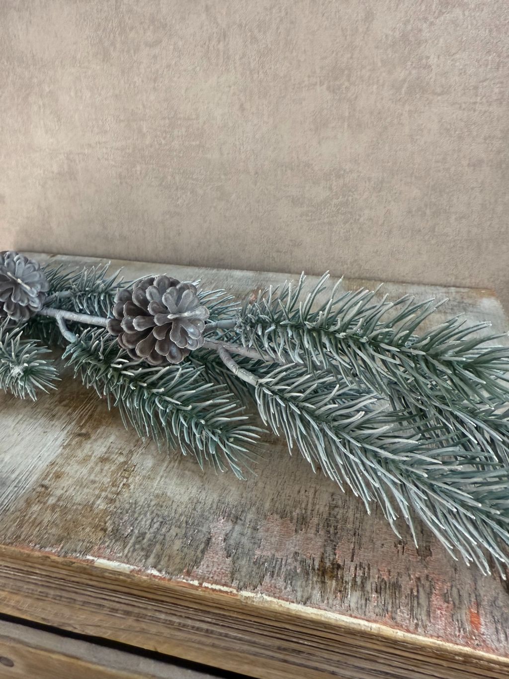 Kunst dennentak van 70 cm met groene naalden en dennenappels, merk Homebound by KY.