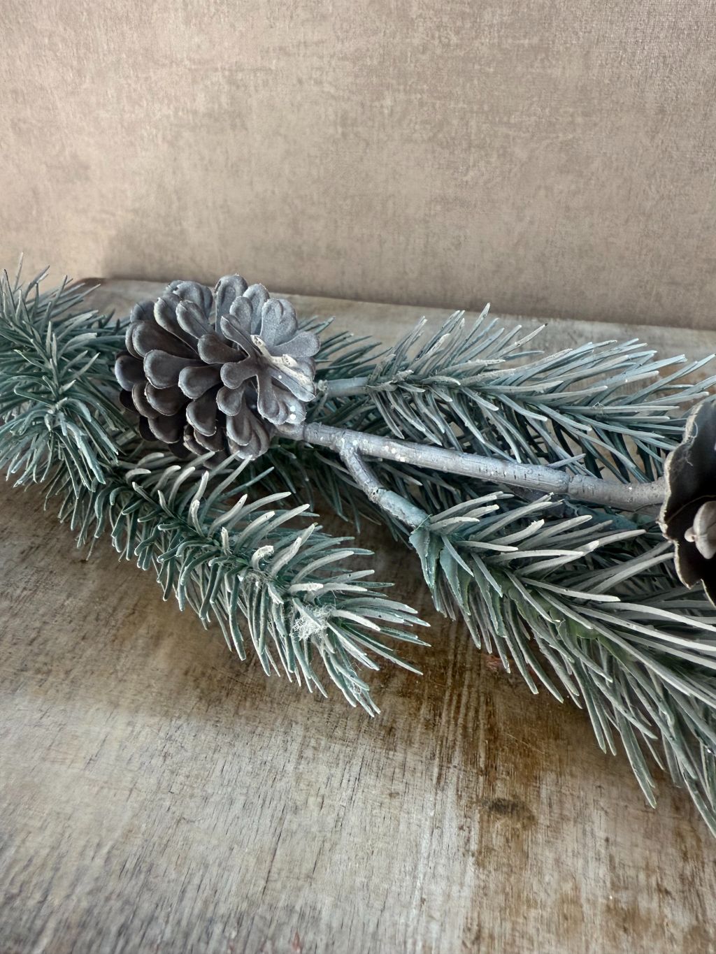 Sztuczna gałąź sosnowa