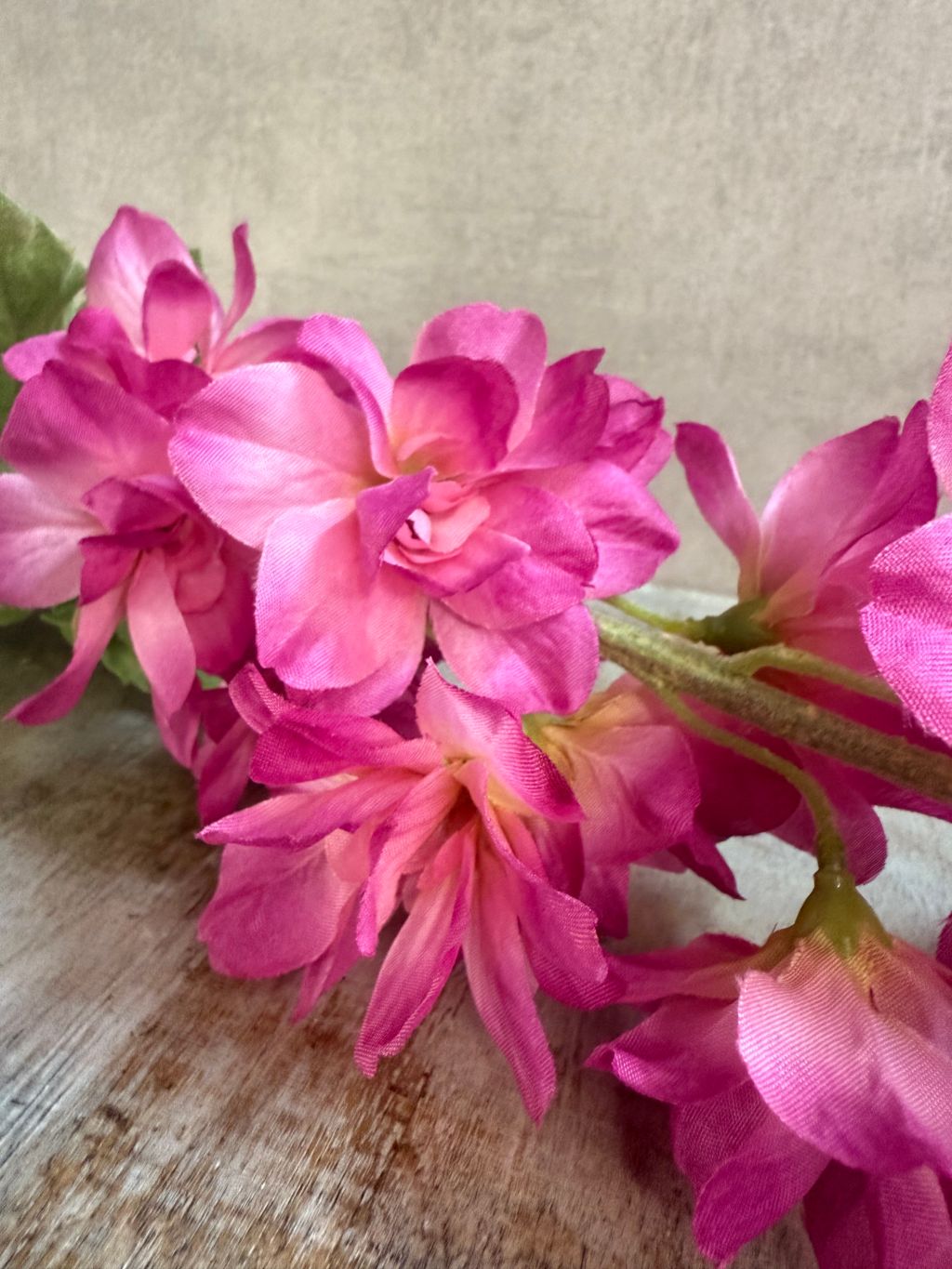 Roze kunstbloem Delphinium Cherise met volle bloei en lange steel.