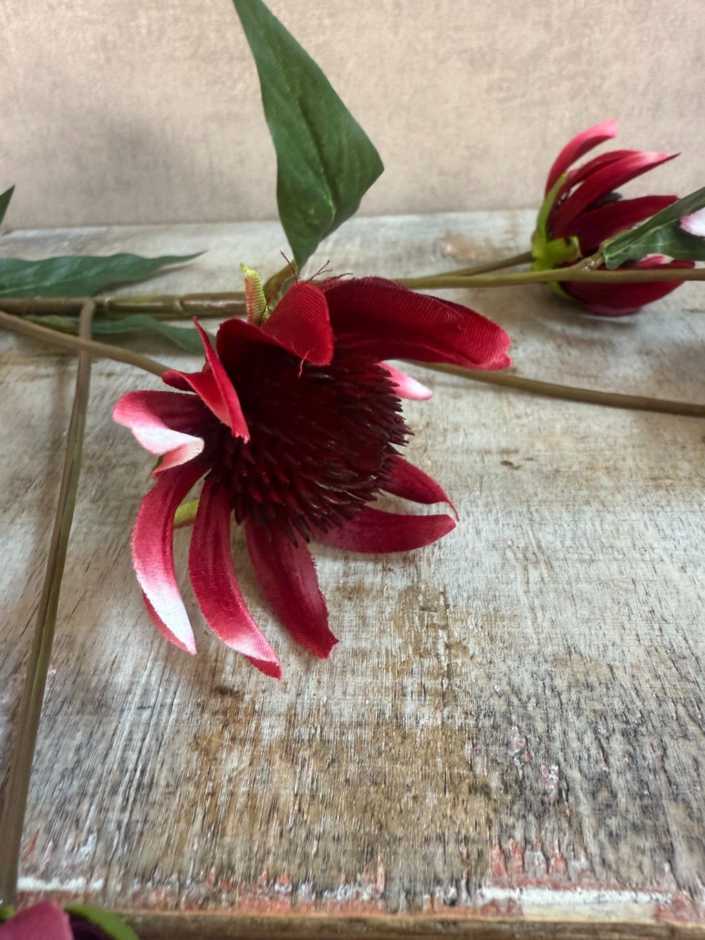 Rode kunstbloem Echinacea (zonnehoed) van 73 cm met realistische details.