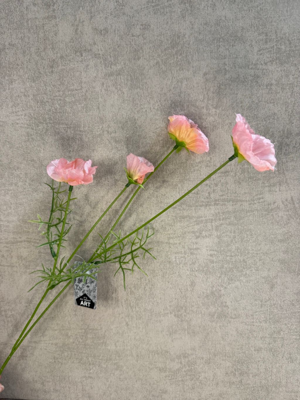 Roze kunstbloem klaproos met meerdere bloemknoppen op lange steel tegen een neutrale achtergrond.