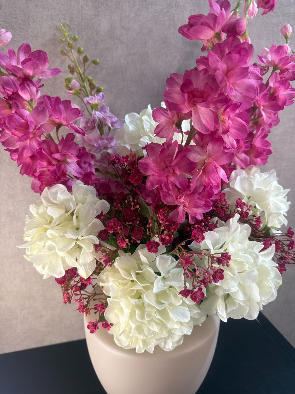 Kunstboeket Cherise met witte hortensia’s en fuchsia bloemen.