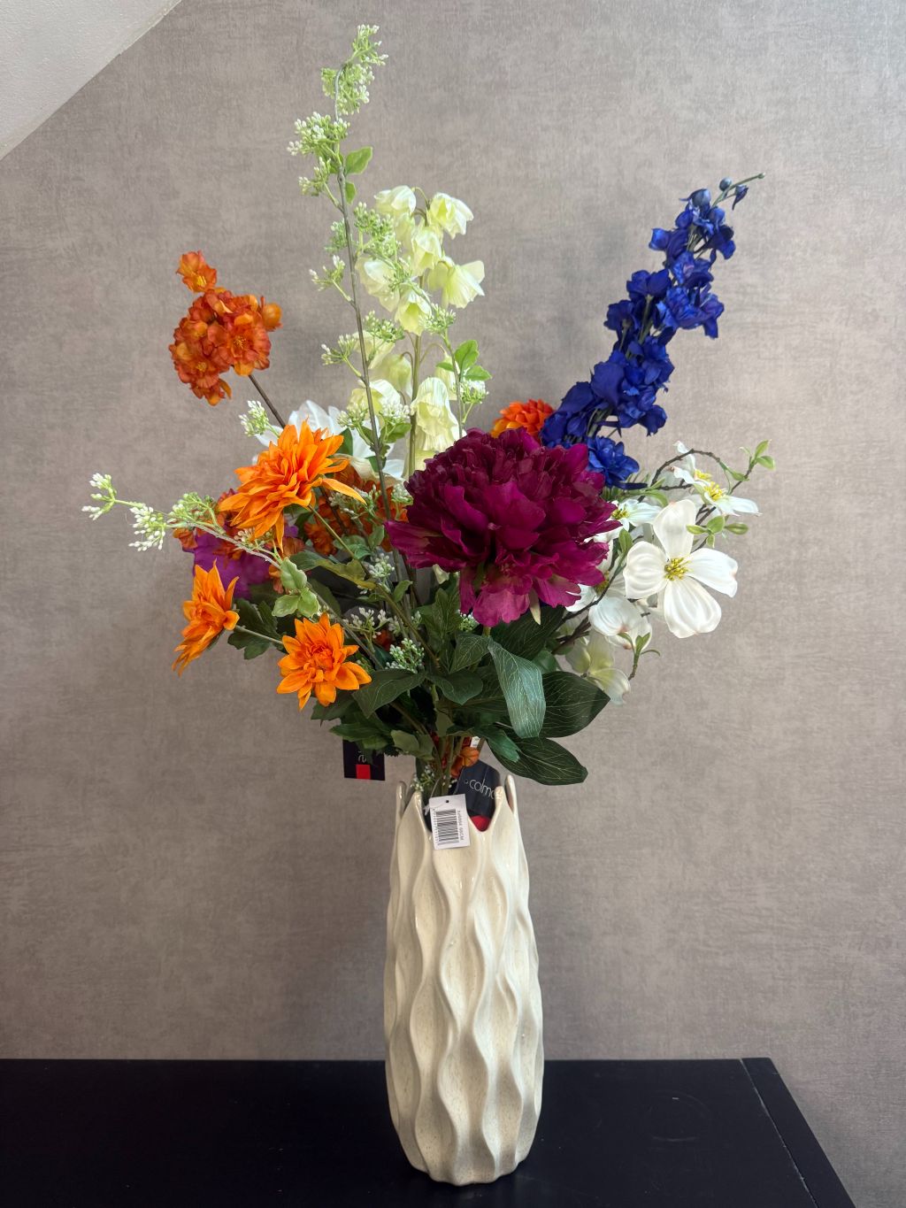 Kunstboeket met kleurrijke bloemen in beige vaas, waaronder pioenroos, dahlia en campanula. Hoogte 90 cm, vaas optioneel.