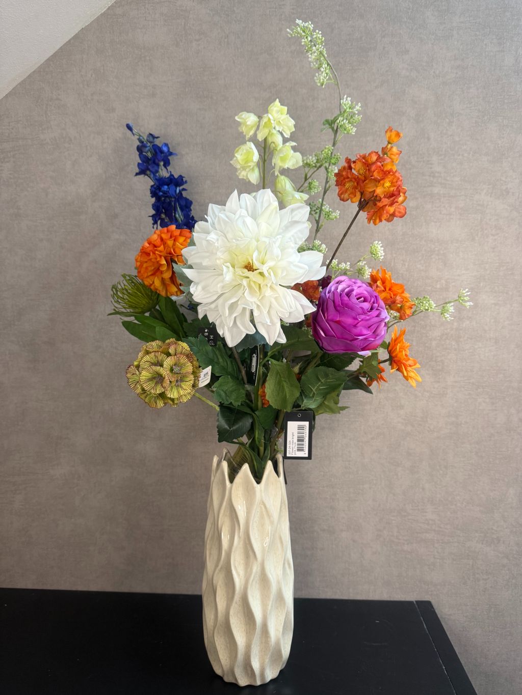 Kunstboeket met kleurrijke bloemen in beige vaas, waaronder pioenroos, dahlia en campanula. Hoogte 90 cm, vaas optioneel.