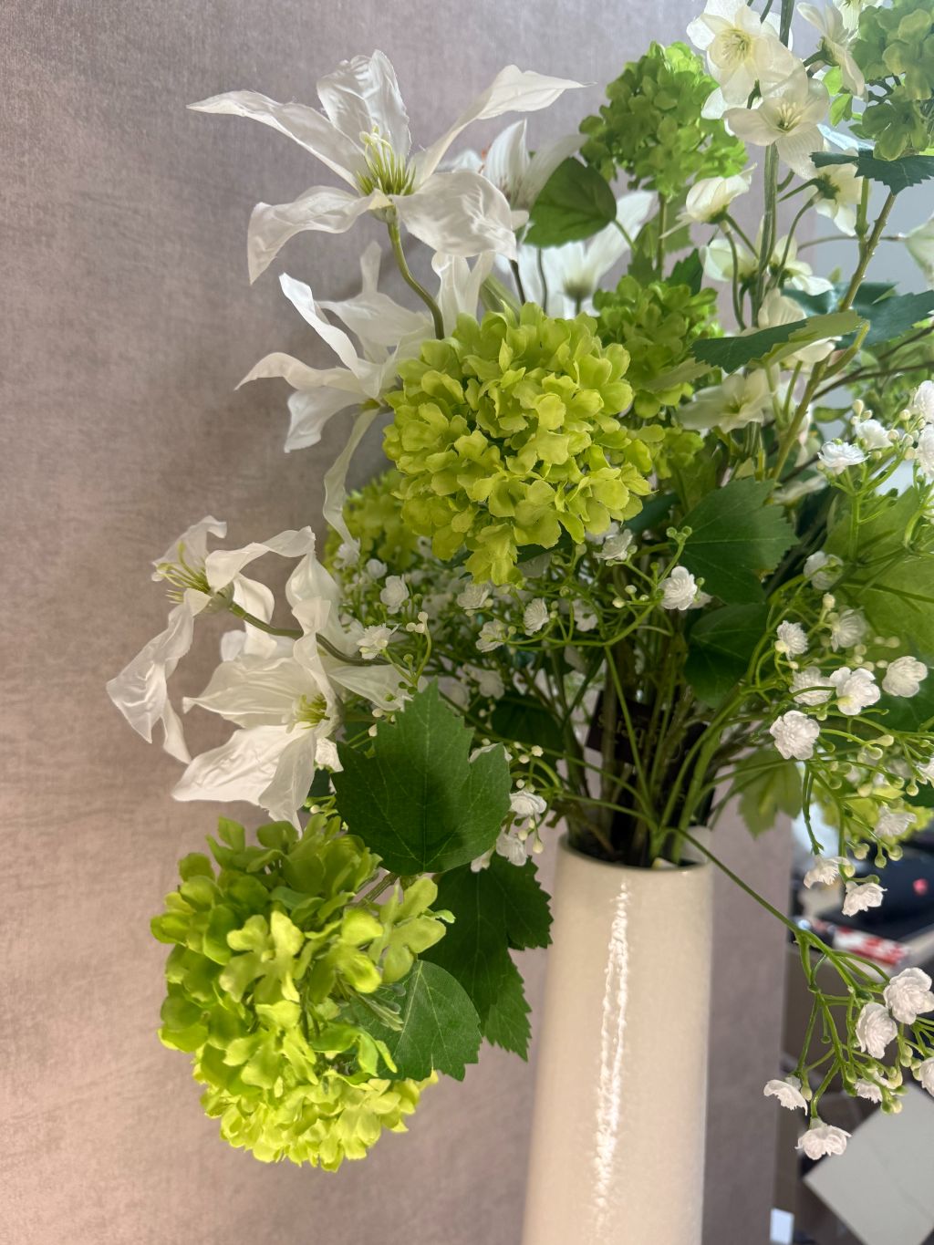 Kunstboeket met witte bloemen en groene sneeuwballen