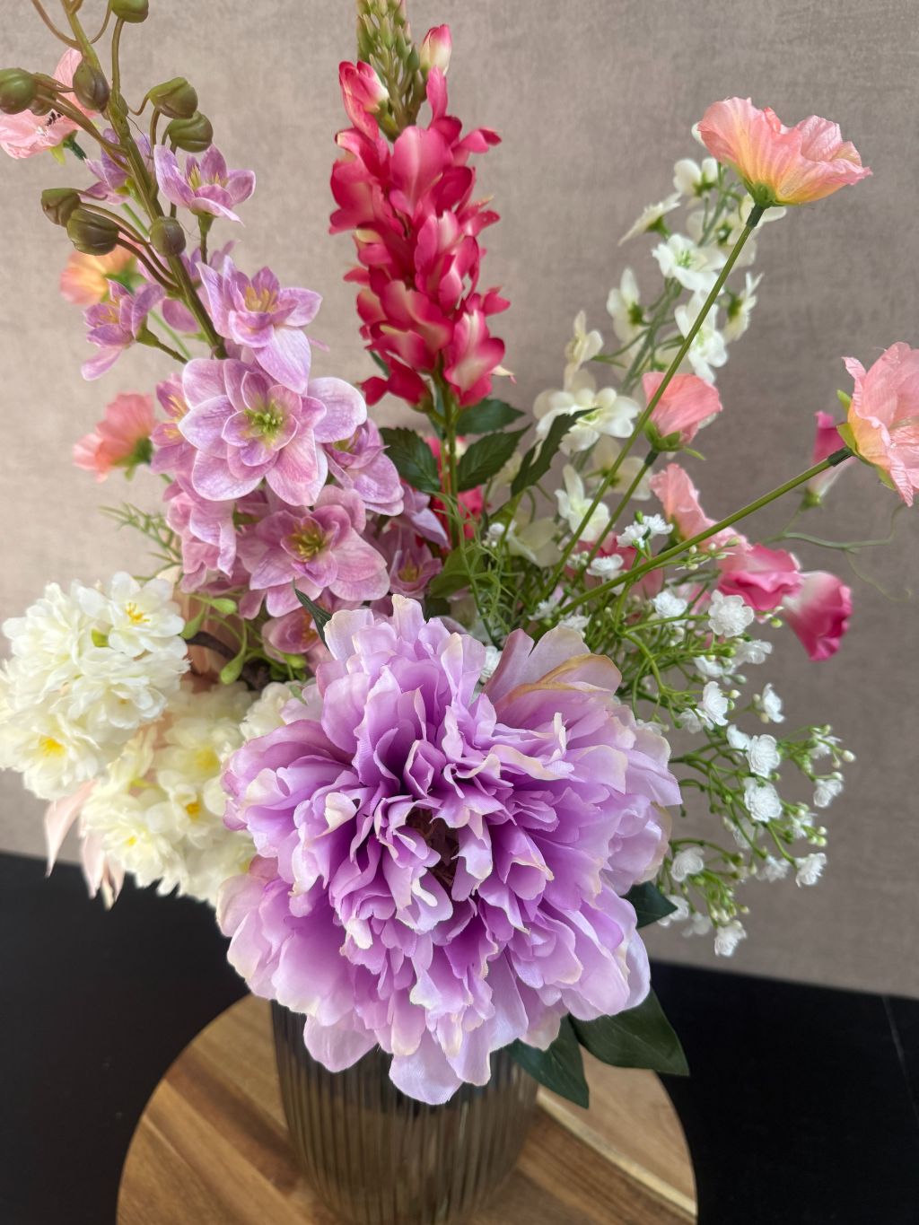 Kunstboeket Lovey met paarse, roze en witte bloemen