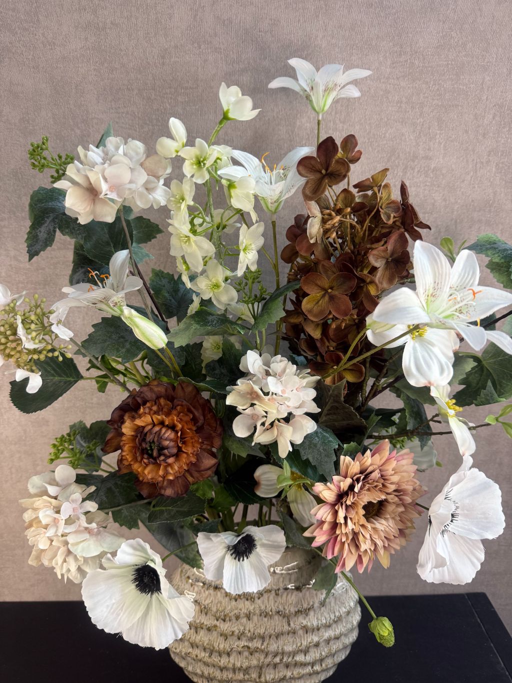 Kunstboeket Luum met 10 stelen in wit, bruin en beige, 67 cm hoog en 48 cm breed, optioneel met groene Jada Wave vaas.