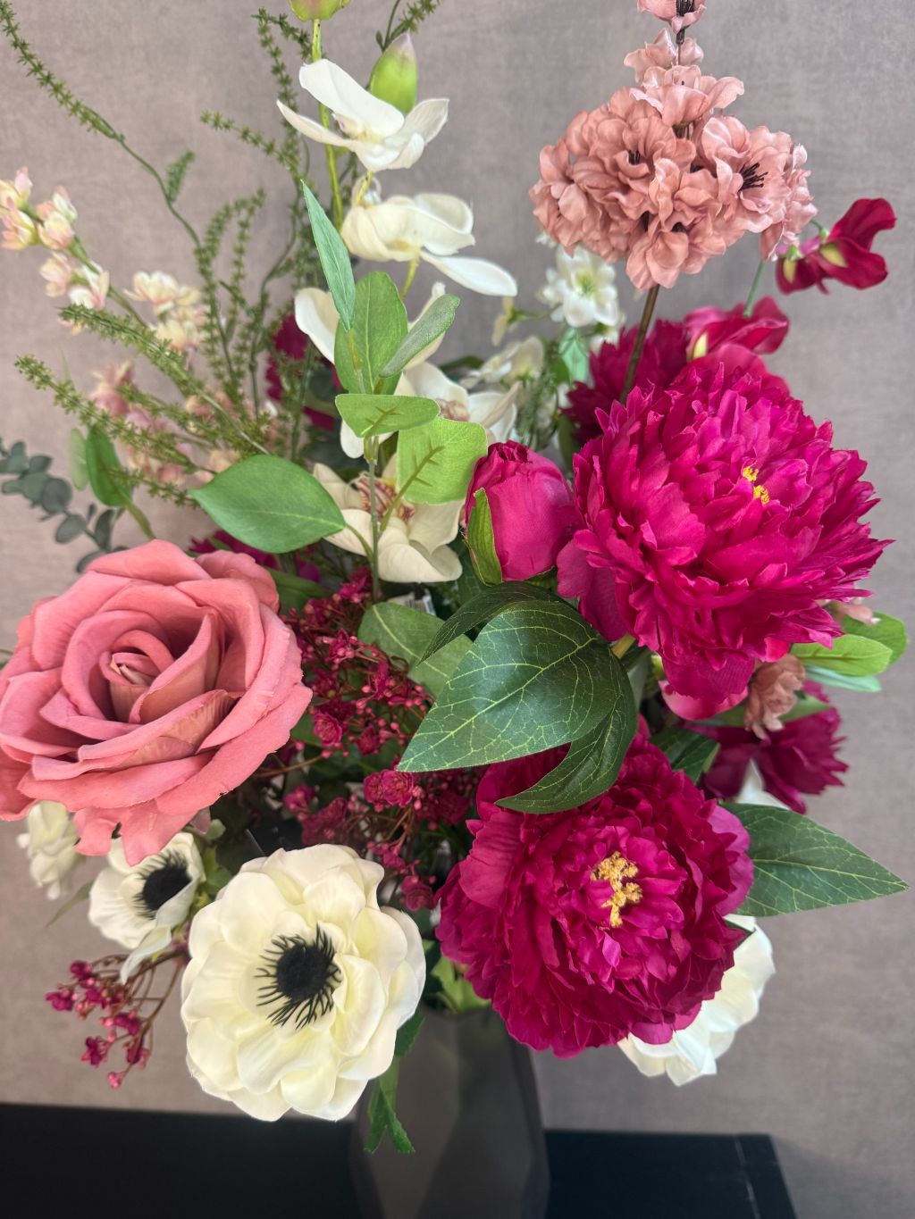Kunstboeket Pioen, kunsttakken kleuren Fuchsia, oud roze, groen, wit