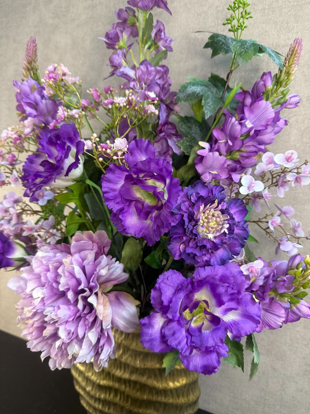 Kunstboeket Violet met 11 paarse stelen, 68 cm hoog en 57 cm breed, in optionele gouden Jada Wave vaas.