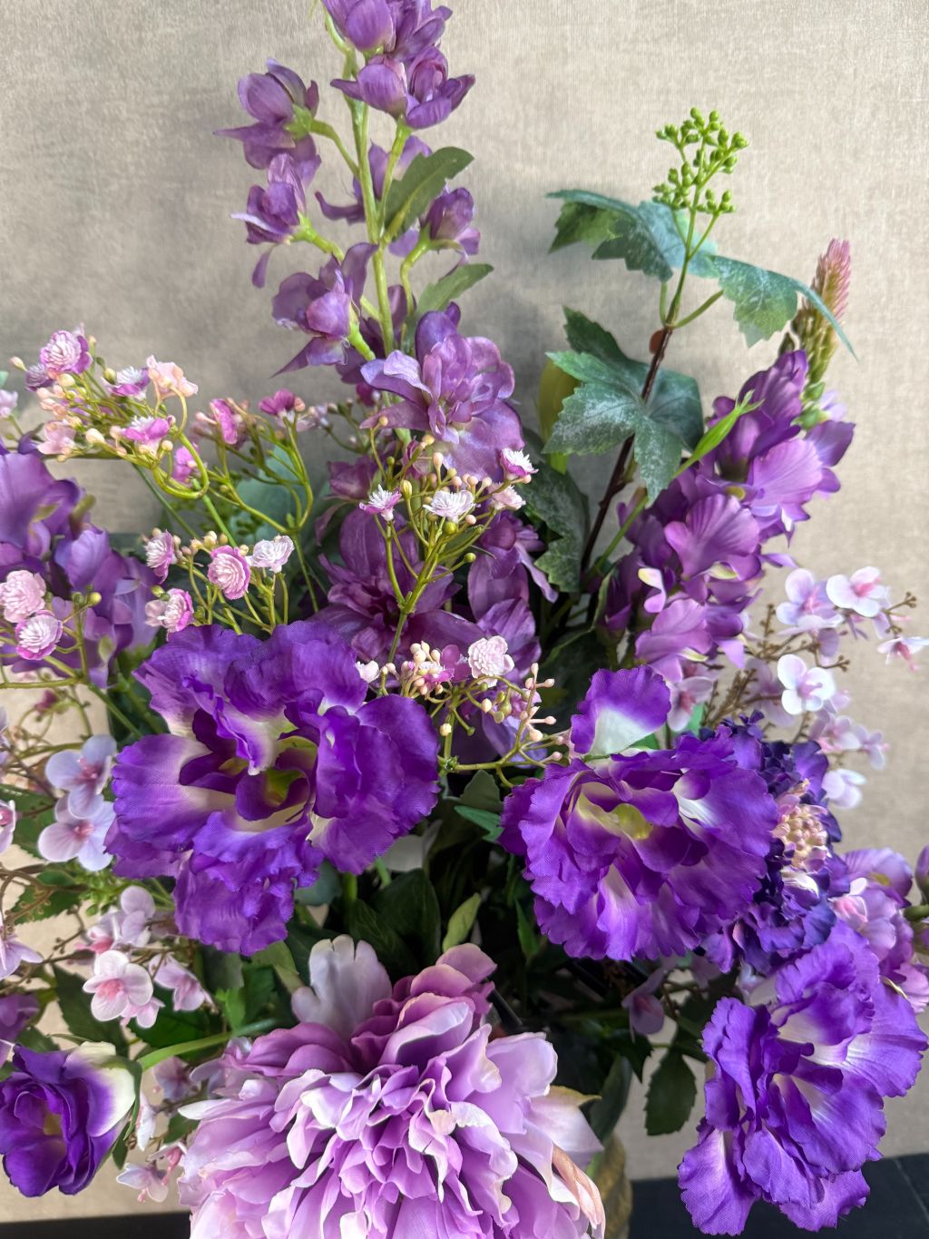 Kunstboeket Violet met 11 paarse stelen, 68 cm hoog en 57 cm breed