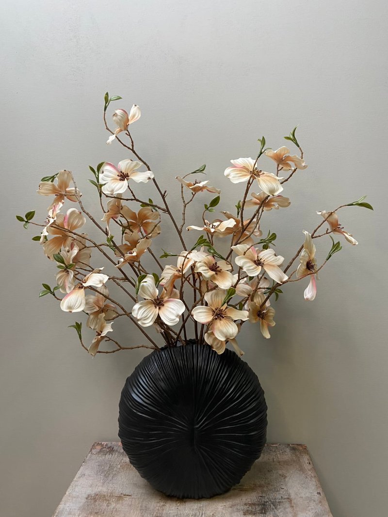 Kunstboeket dogwood creme met zwarte vaas
