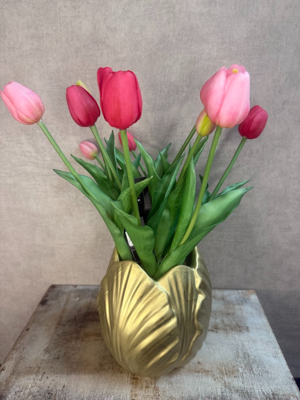 Kunstboeket tulp met gouden vaas