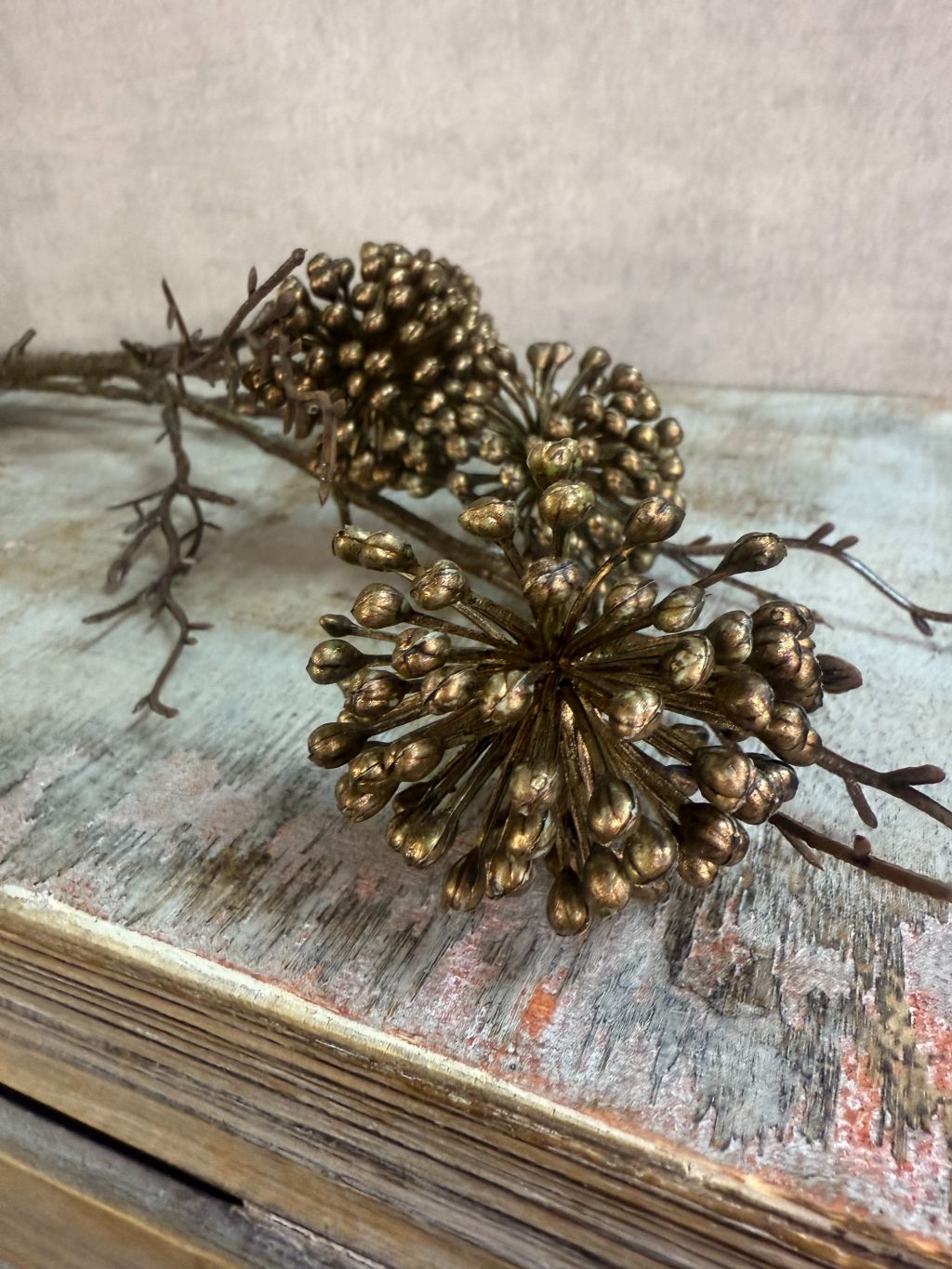 Kunsttak Alium bruin – decoratieve kunsttak met drie bronskleurige bloemknoppen tegen een neutrale achtergrond.