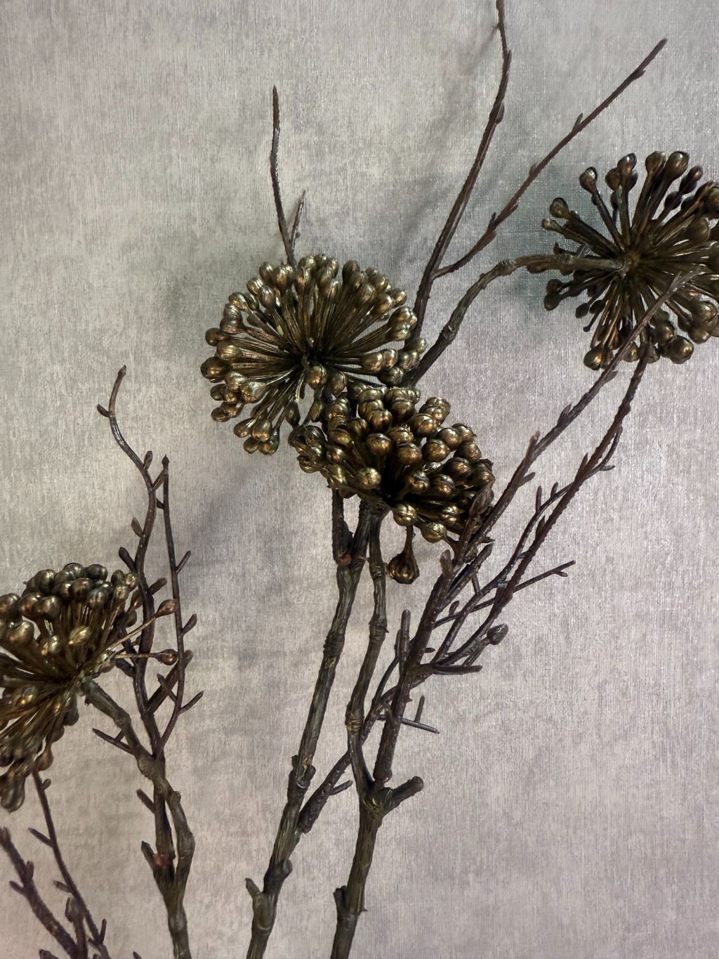 Kunsttak Alium bruin – decoratieve kunsttak met drie bronskleurige bloemknoppen tegen een neutrale achtergrond.