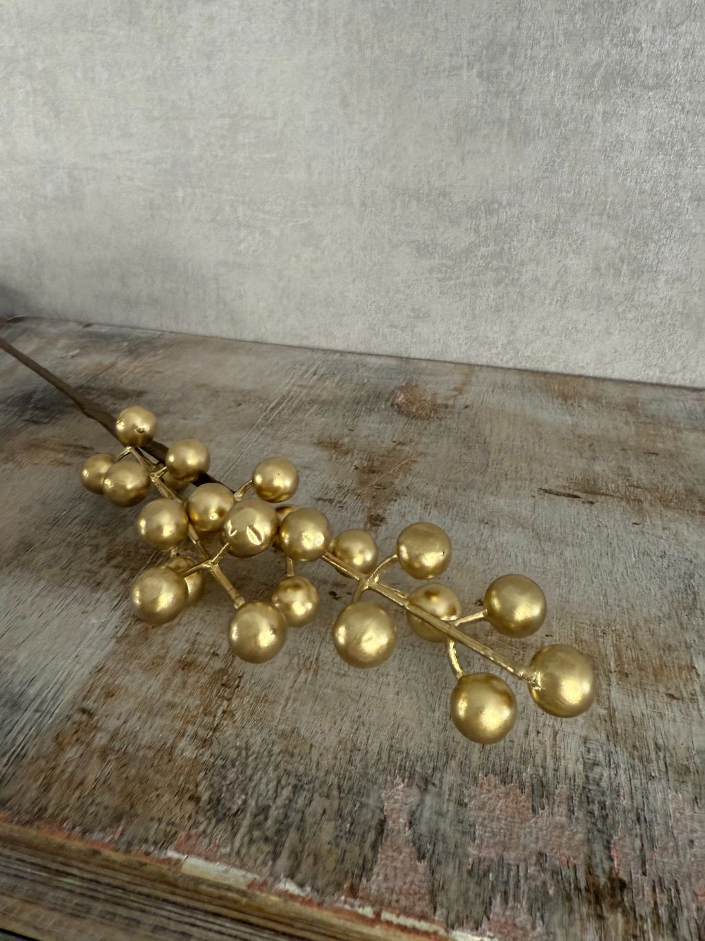 Kunsttak met glanzende goudkleurige bessen van 45 cm, geschikt voor feestelijke decoratie in vaas of op tafel.