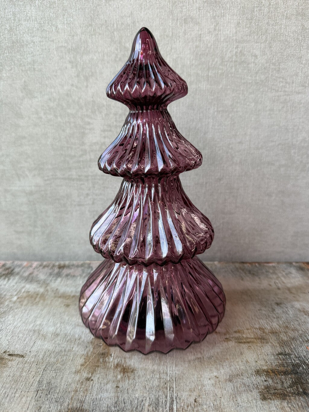 Paarse glazen LED kerstboom van 24 cm met geribbelde structuur en sfeerverlichting.