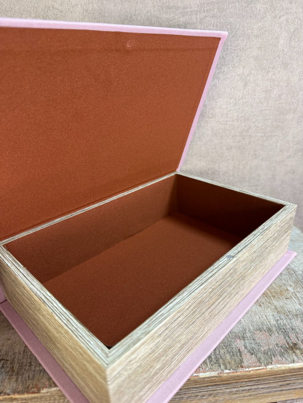 Roze opbergboek Flower Market met bloemenillustratie en gouden tekst, staand op een houten ondergrond.