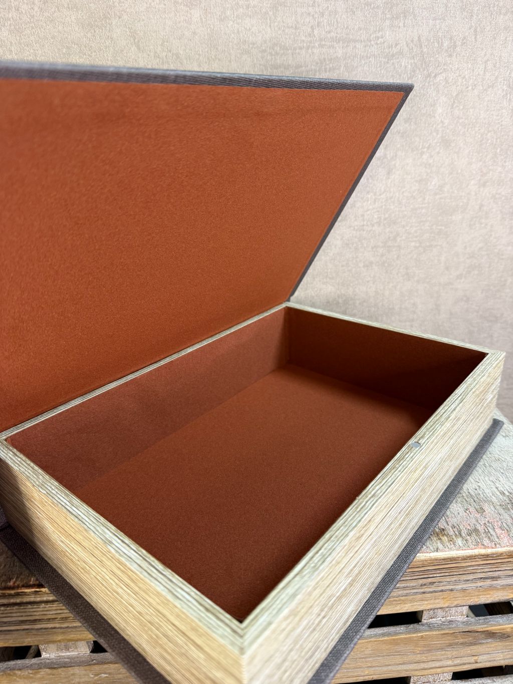 Bruin opbergboek Aesthetics of Design met witte omlijning en tekst, staand op een houten ondergrond.