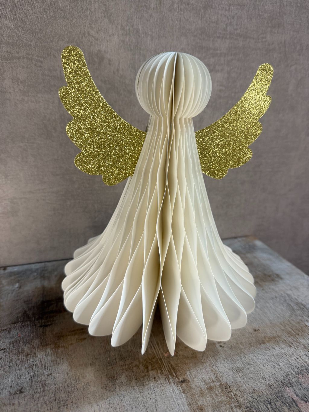 Papieren ornament engel in wit met gouden glittervleugels en magneetsluiting, 25x20 cm.