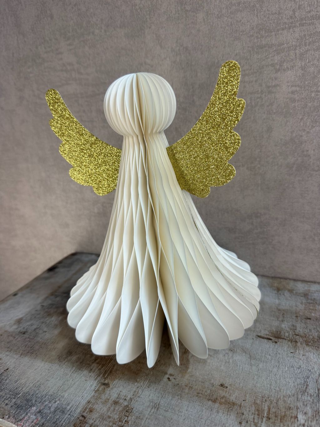 Papieren ornament engel in wit met gouden glittervleugels en magneetsluiting, 25x20 cm.
