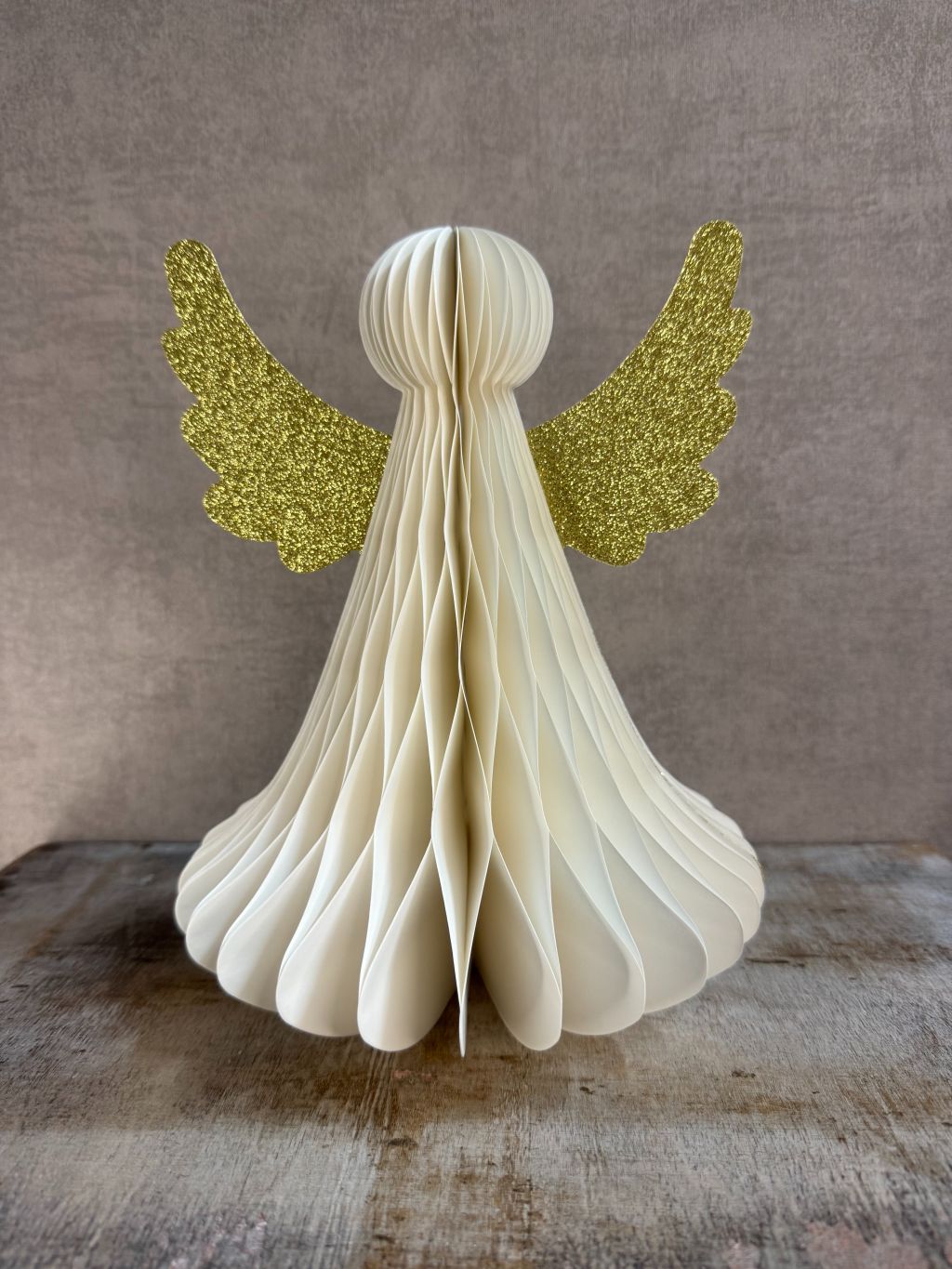 Papieren ornament engel in wit met gouden glittervleugels en magneetsluiting, 25x20 cm.