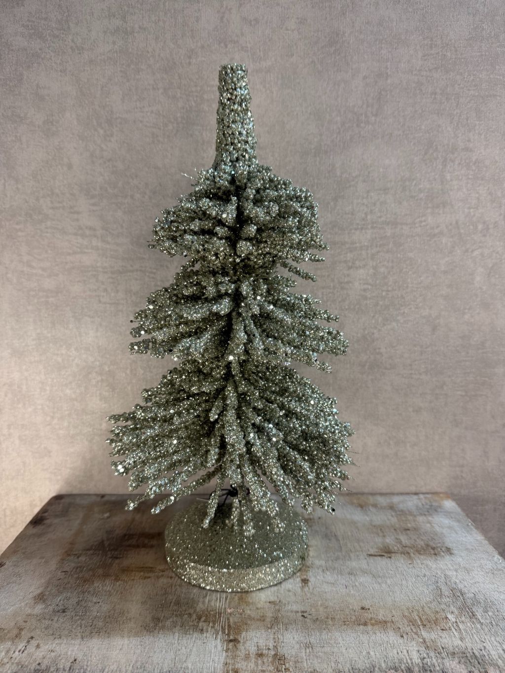 Champagne/zilveren glitter kerstboom ornament van J-line, luxe feestelijke decoratie.