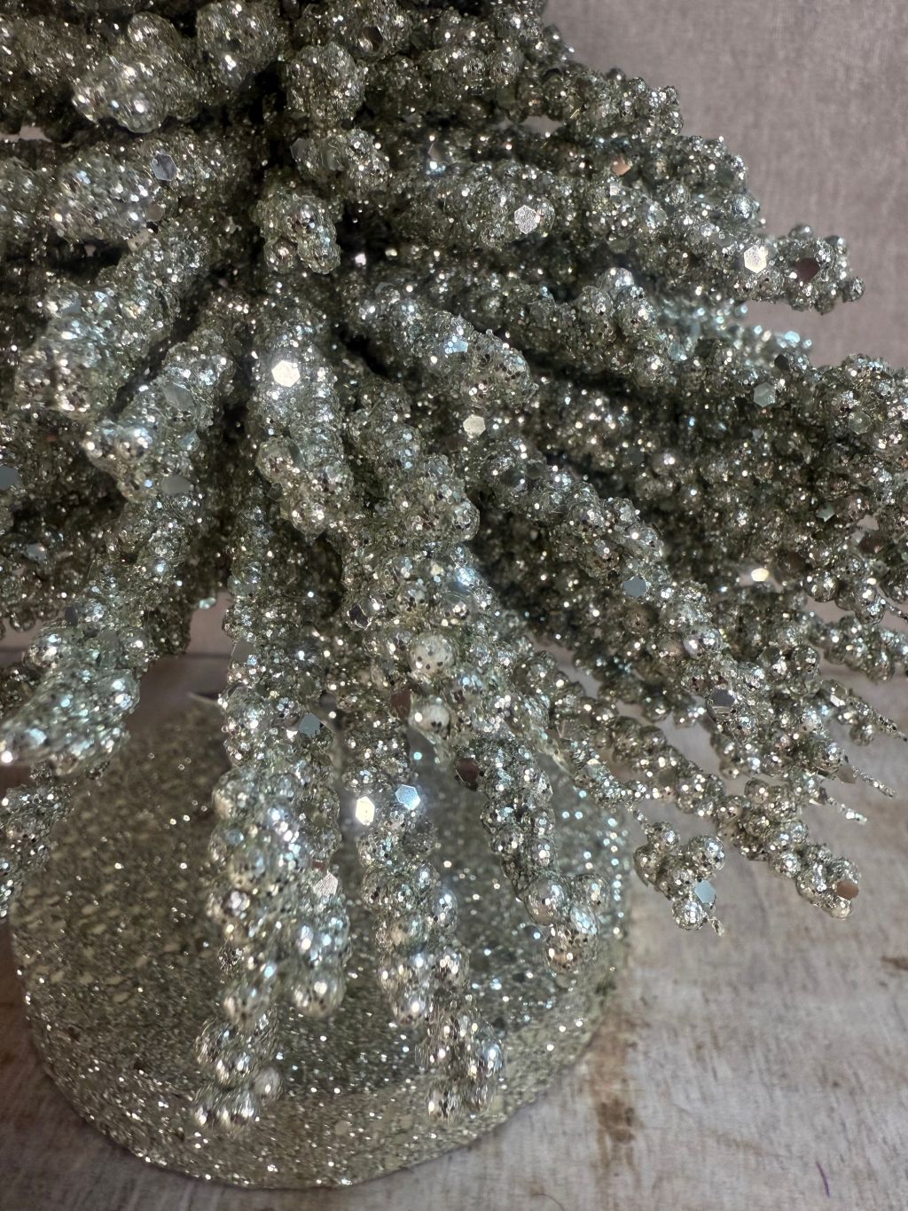 Champagne/zilveren glitter kerstboom ornament van J-line, luxe feestelijke decoratie.
