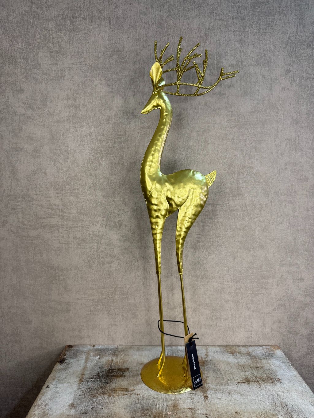 Goudkleurig Ornament Rendier Glitter van metaal met glittergewei, 54 cm hoog, merk J-line.