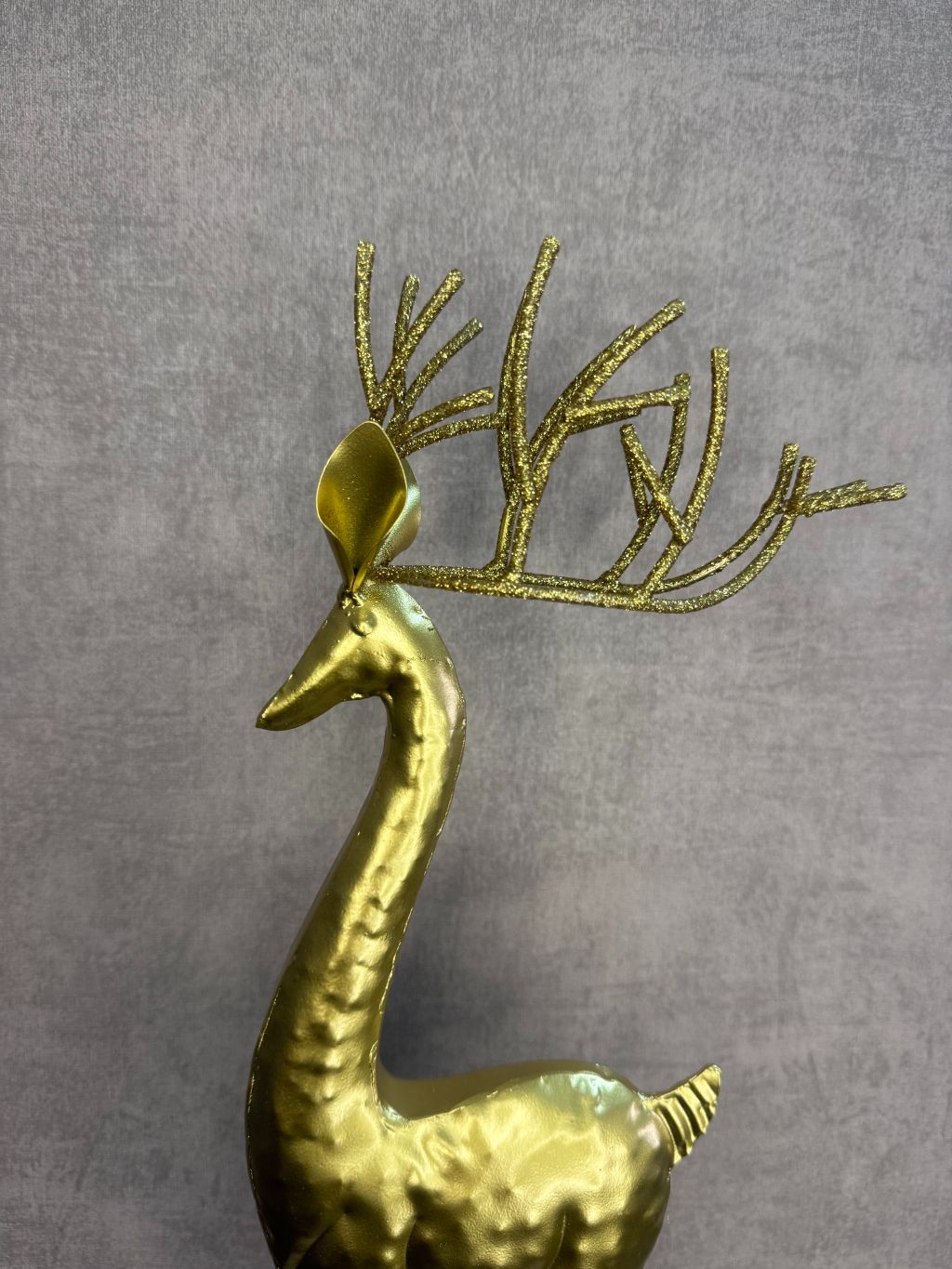 Goudkleurig Ornament Rendier Glitter van metaal met glittergewei, 54 cm hoog, merk J-line.