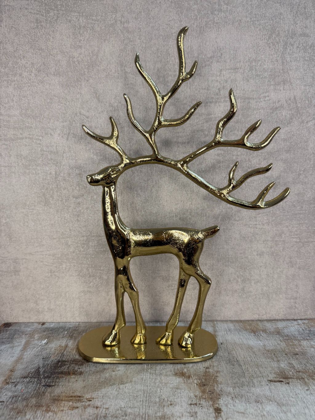 Gouden metalen ornament rendier met groot gewei van Countryfield, hoogte 33 cm.