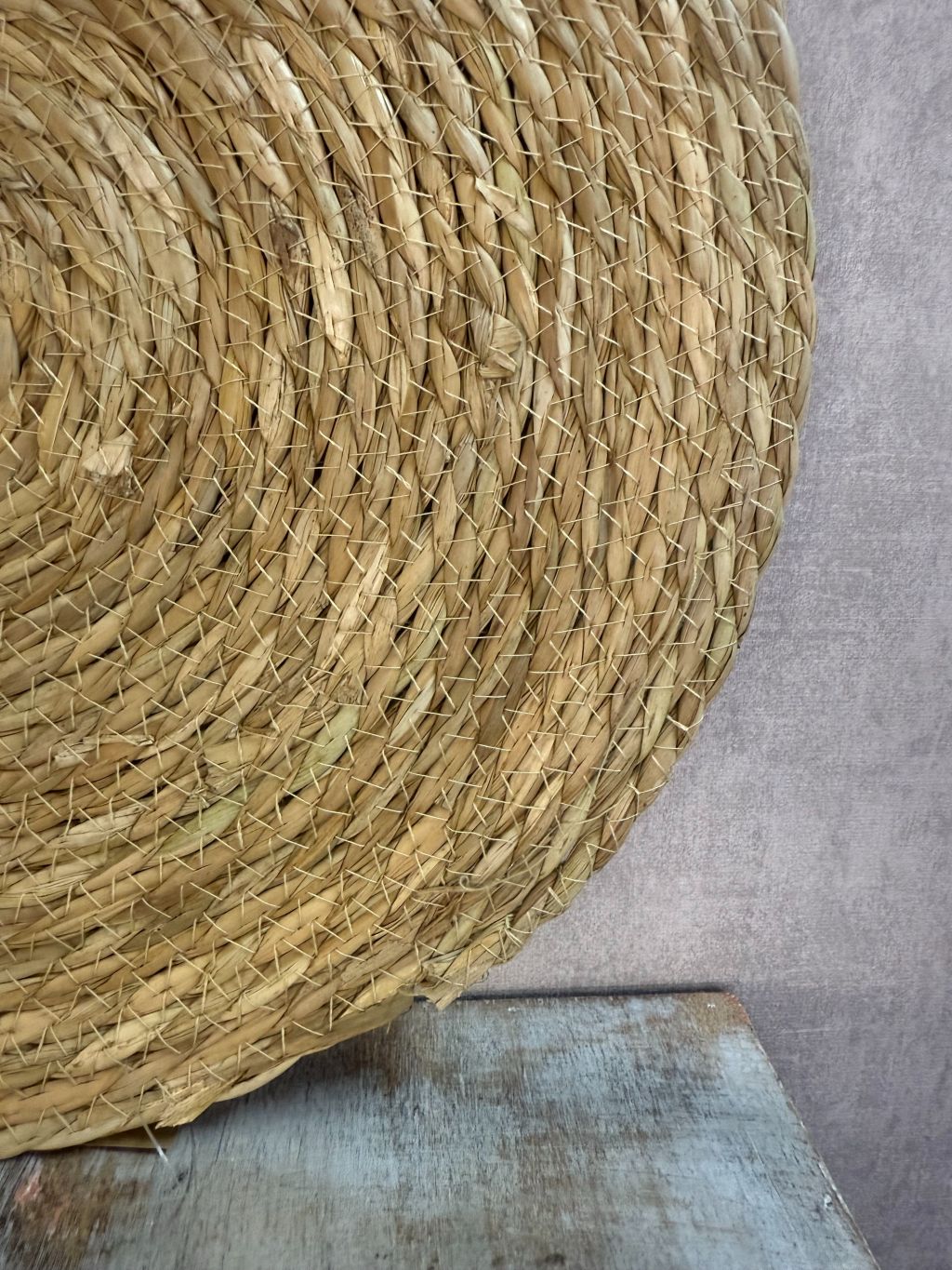 Placemat Cattail – ronde, handgevlochten naturel placemat van waterhyacint met een diameter van 38 cm.