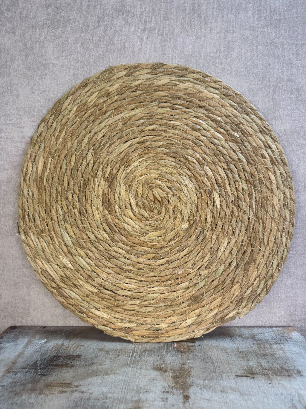 Placemat Cattail – ronde, handgevlochten naturel placemat van waterhyacint met een diameter van 38 cm.
