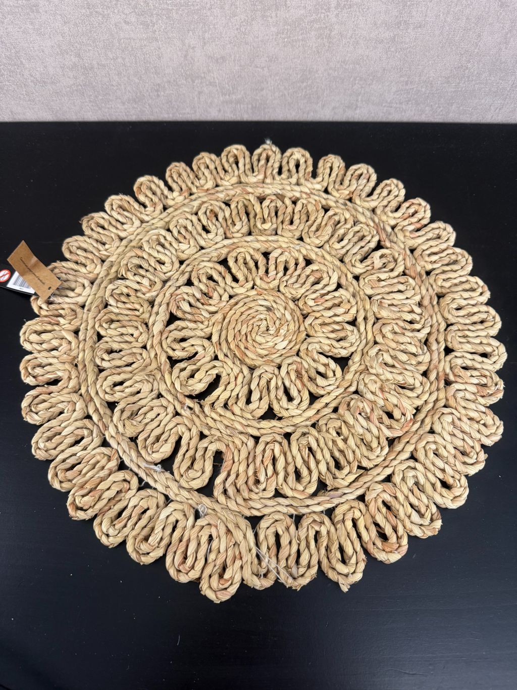 Ronde handgemaakte placemat van gevlochten raffia met lusrand in naturel kleur, merk J-line.