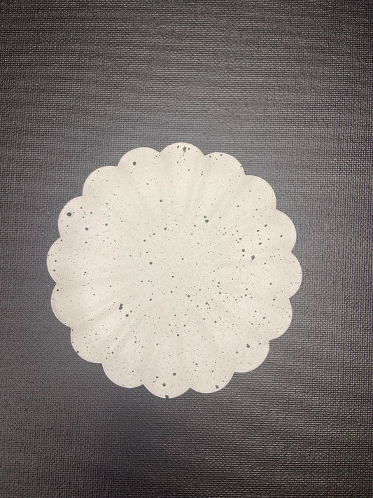 Miska w białe kropki